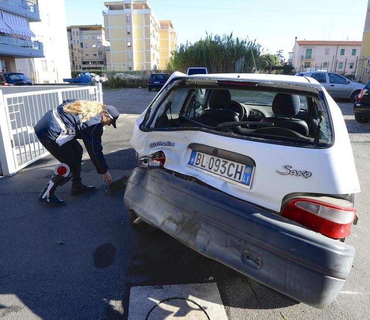 Sbanda e finisce in un giardino 