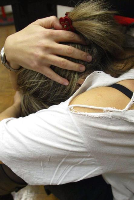 Pugni e schiaffi tra le mura di casa Prese per i capelli e lasciate sole 