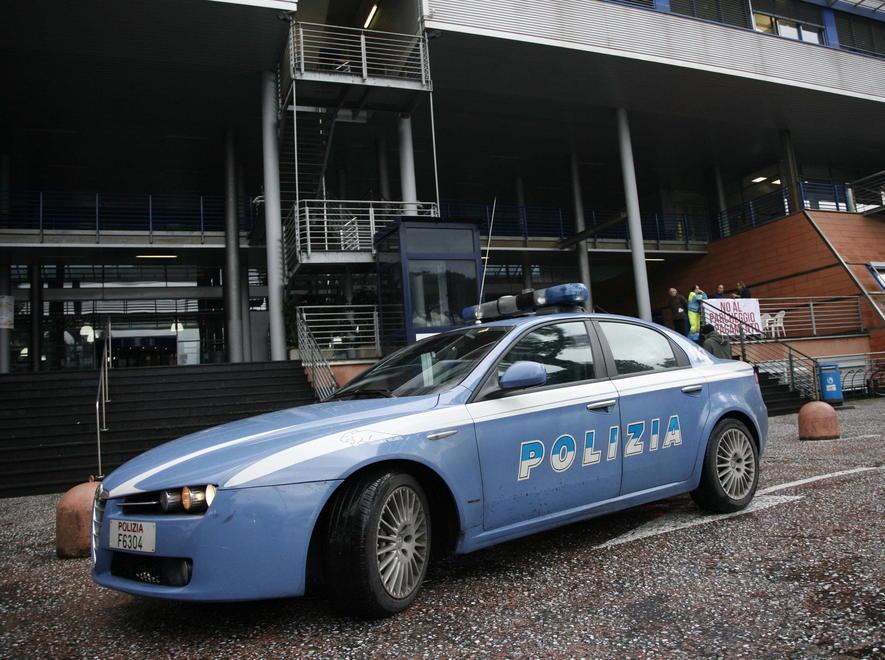 La rettoscopia viene rinviata Lui s’infuria e chiama la polizia