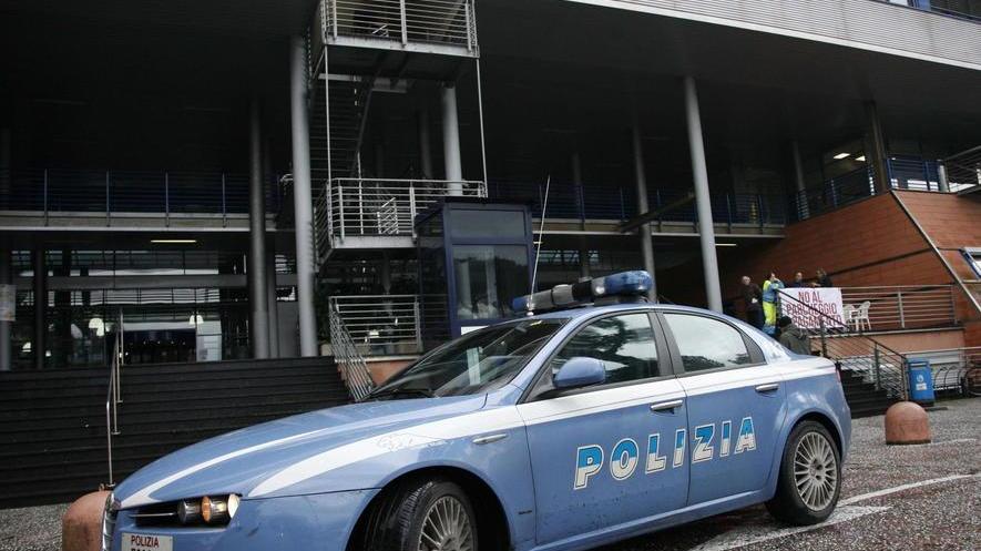 La rettoscopia viene rinviata Lui s’infuria e chiama la polizia