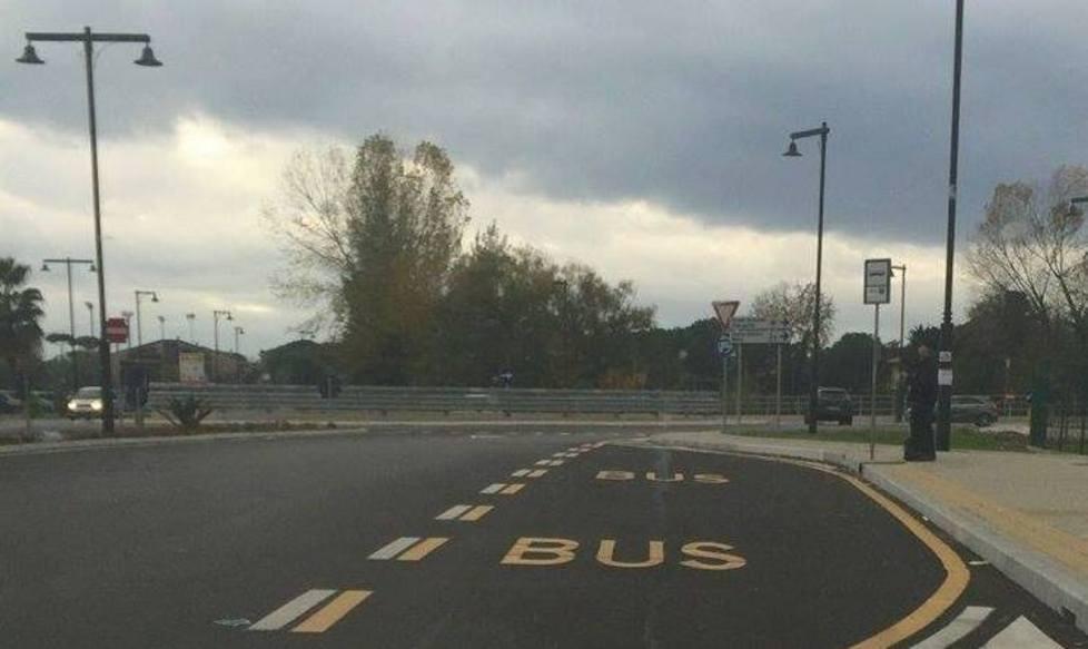 Noa, fermata bus senza pensiline «Sotto la pioggia»