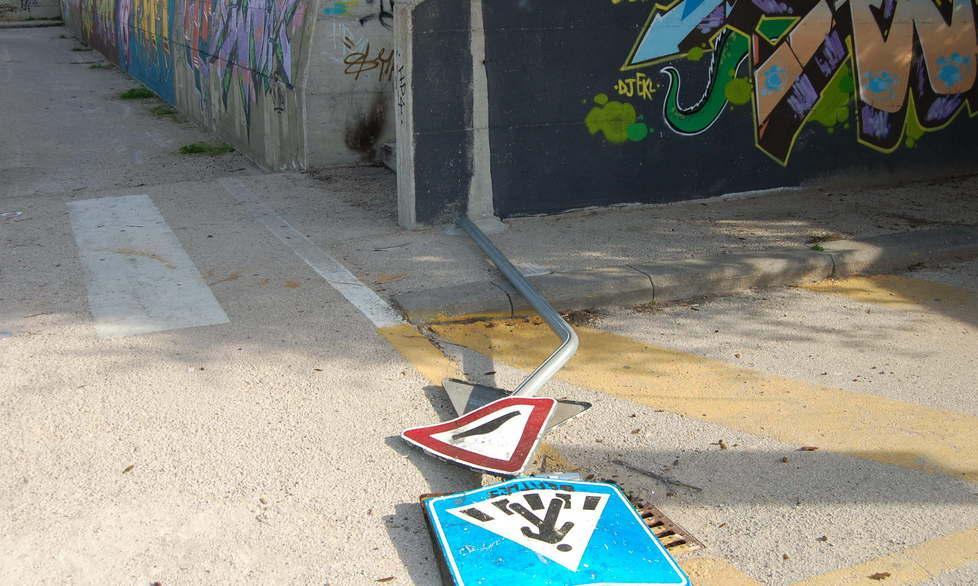 Abbattuto un cartello stradale