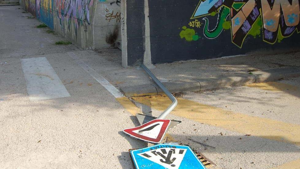 Abbattuto un cartello stradale