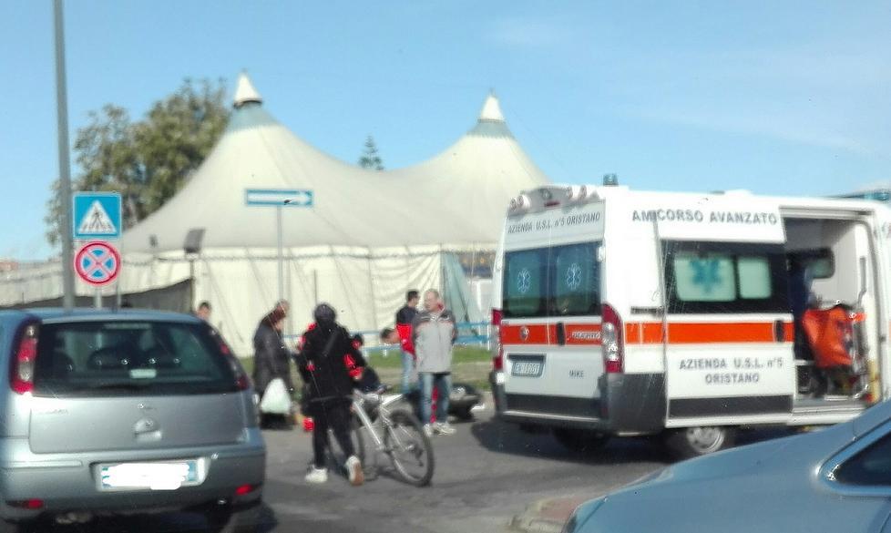 Scooterista ferito in una caduta 