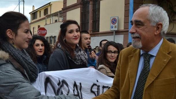 La meglio gioventù abbraccia il sindaco
