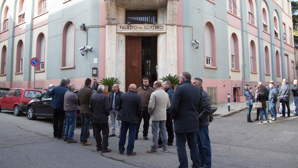 Energia, sit-in in Prefettura: «Salviamo la centrale di Ottana» 