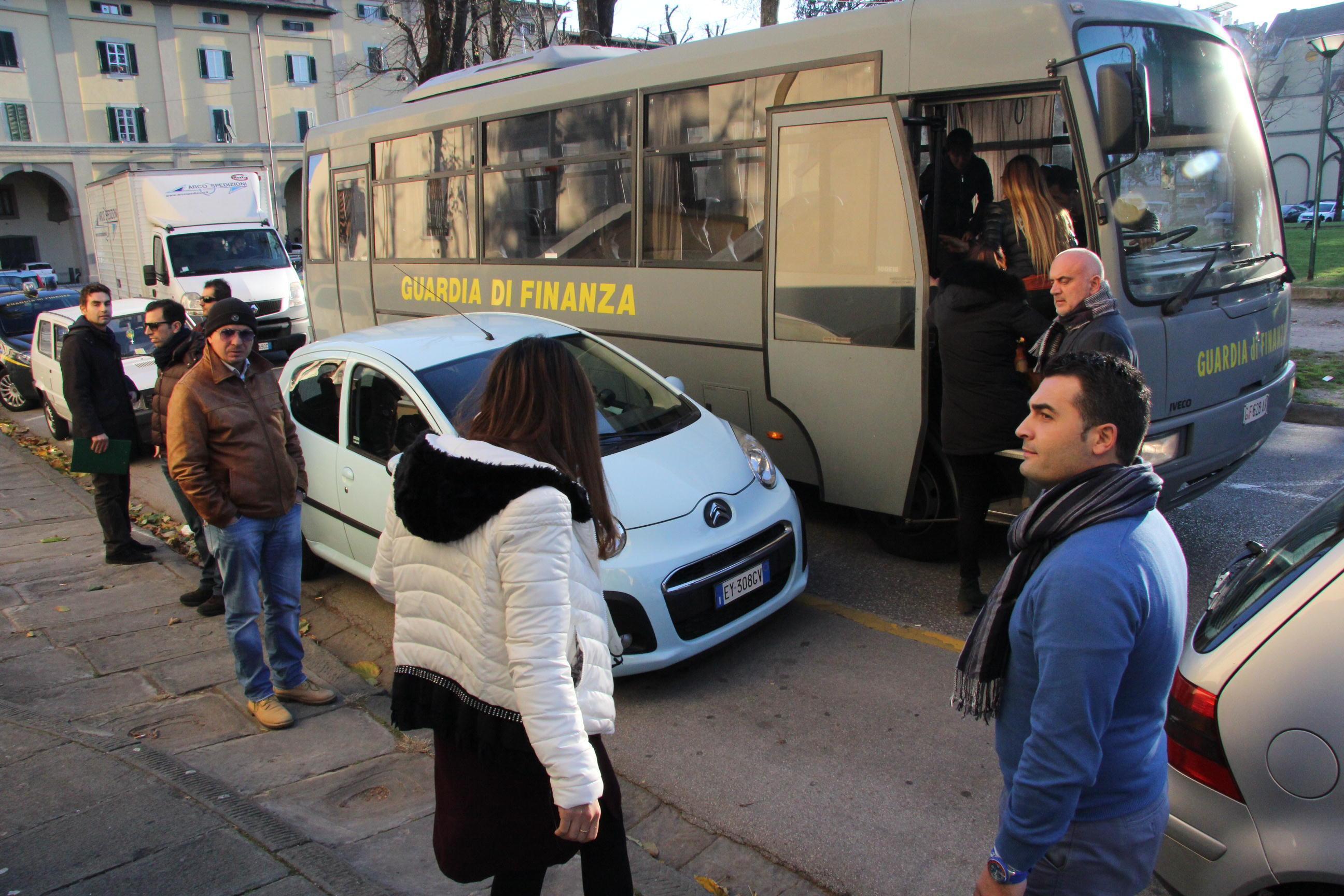 Il pullman della Finanza su cui vengono fatte salire le prostitute cinesi