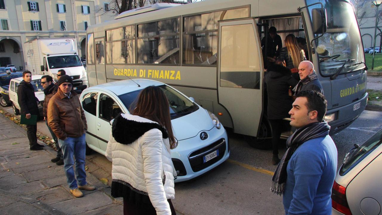 Il pullman della Finanza su cui vengono fatte salire le prostitute cinesi