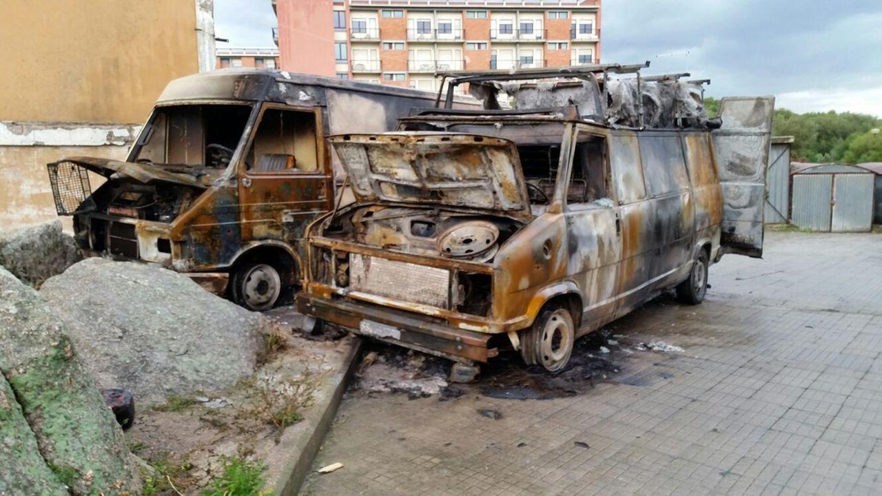 i due furgoni distrutti nell'attentato di via Parma