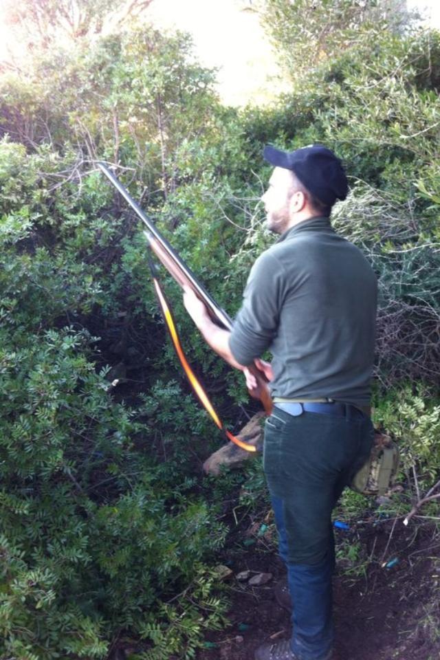 Un cacciatore durante una battuta