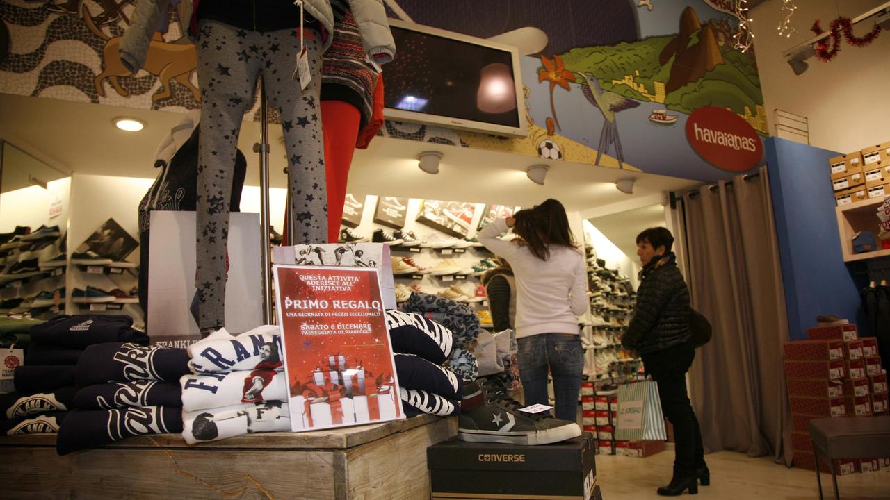 Promozioni sotto Natale in un negozio della Passeggiata di Viareggio (foto d'archivio)
