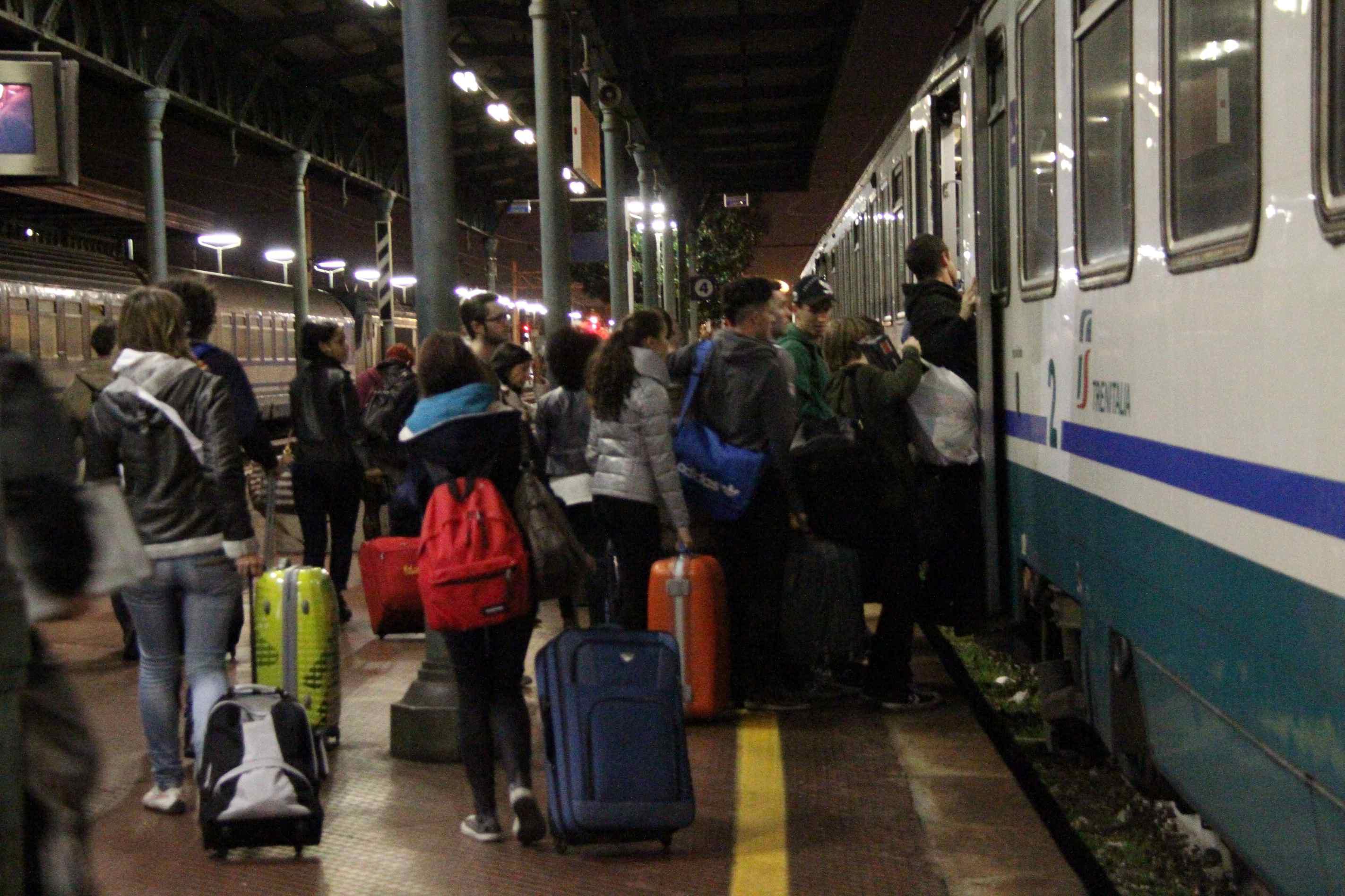 Passeggeri salgono sul treno (foto d'archivio)