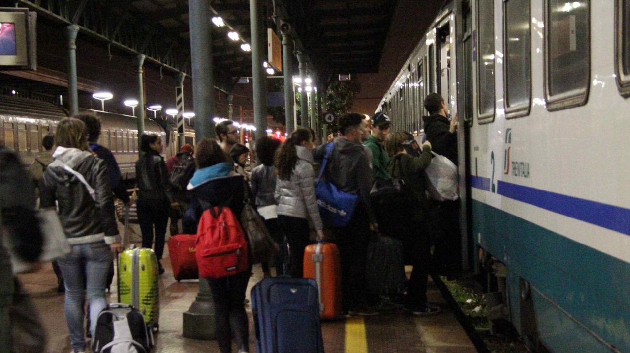Passeggeri salgono sul treno (foto d'archivio)