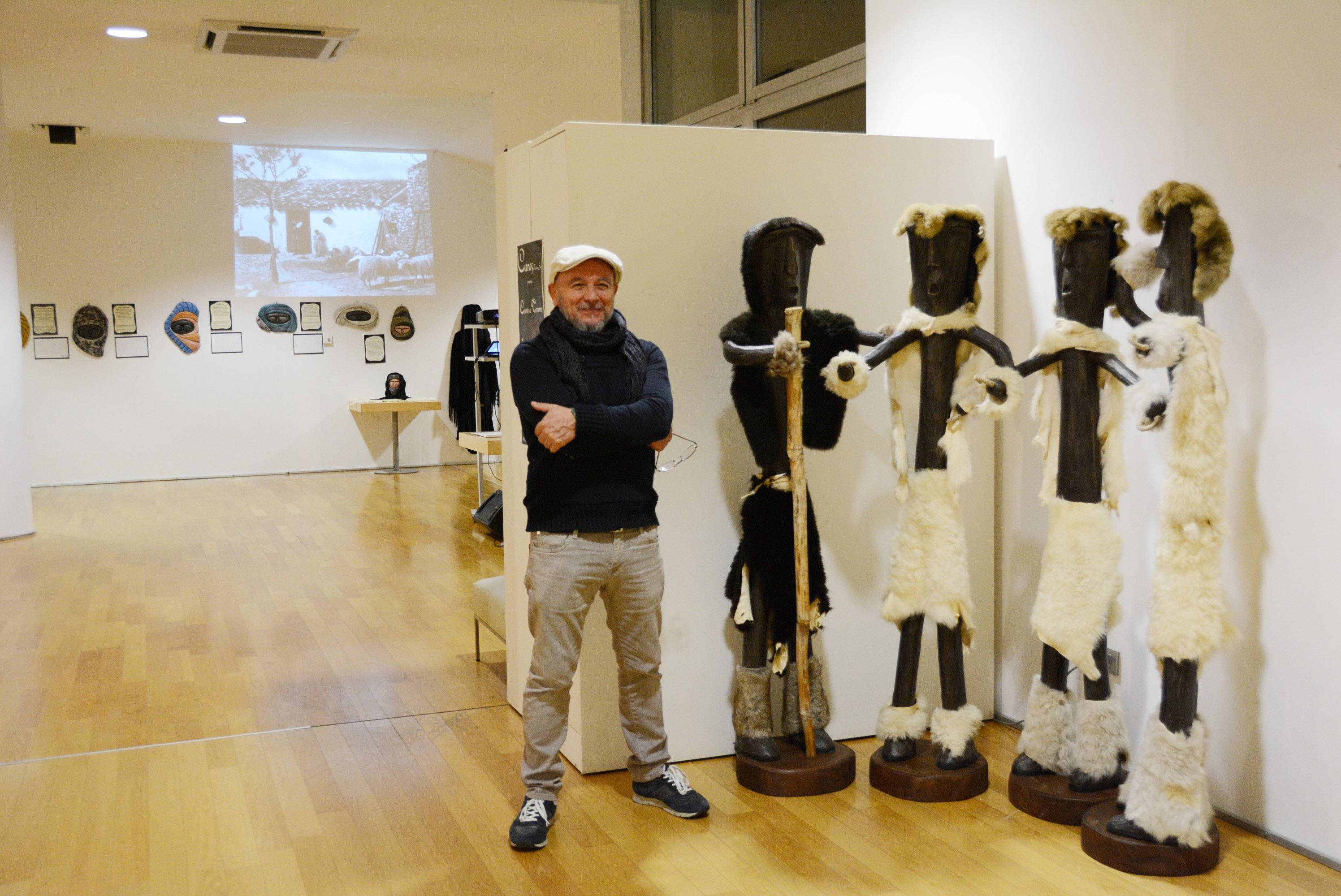 Roberto Serri e l'allestimento della sua mostra al museo archeologico