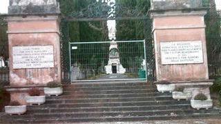 L'ingresso del cimitero della Misericordia di Portoferraio (foto di Gio' Di Stefano)