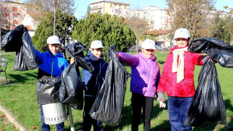 Studenti spazzini recuperano il parco Masini