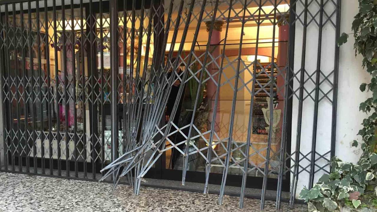 Furto con spaccata in profumeria