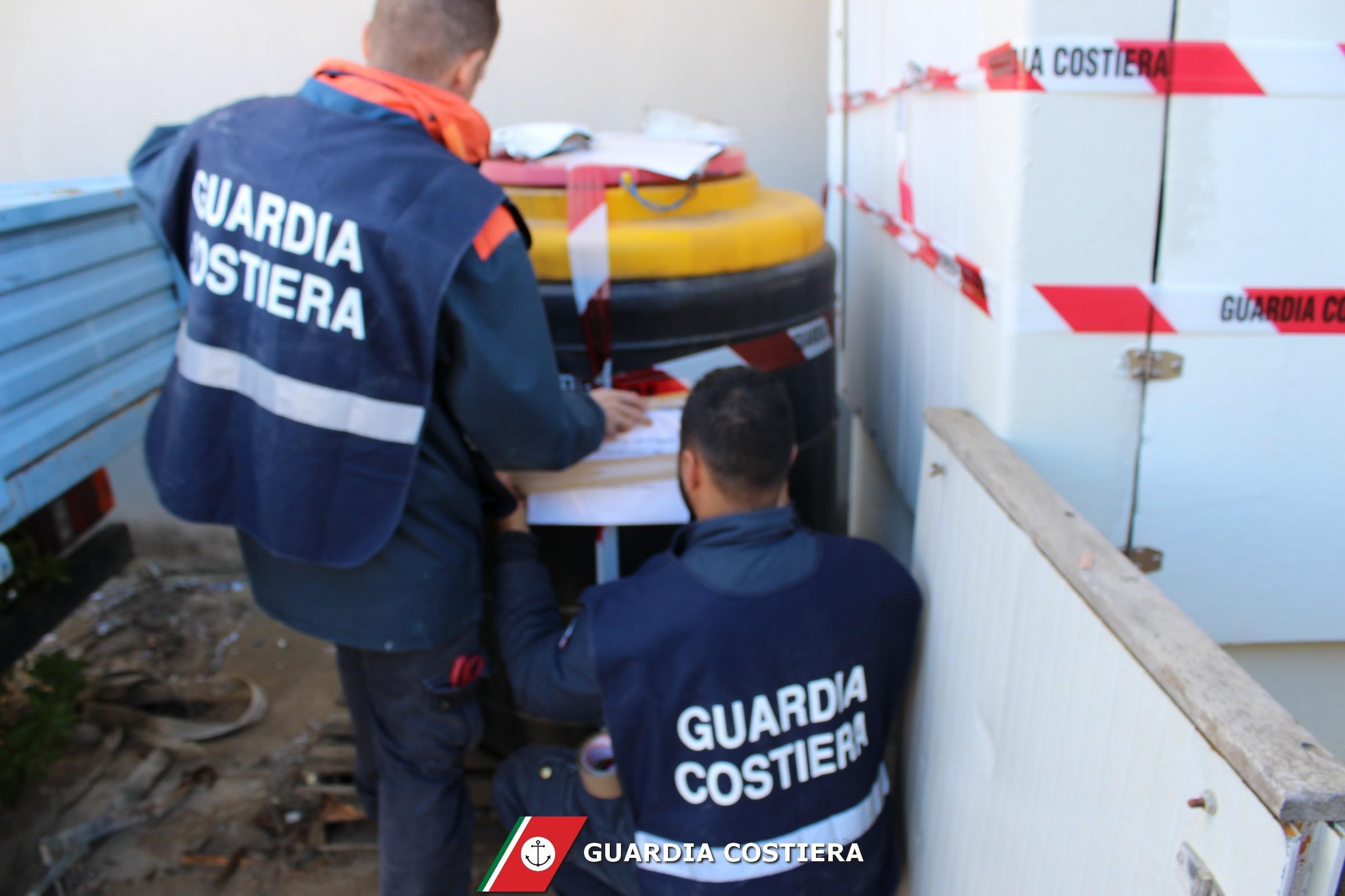 Gli agenti della guardia costiera durante le operazioni di controllo a Cala Saccaia