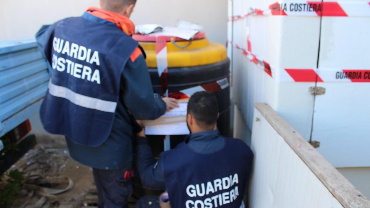 Gli agenti della guardia costiera durante le operazioni di controllo a Cala Saccaia