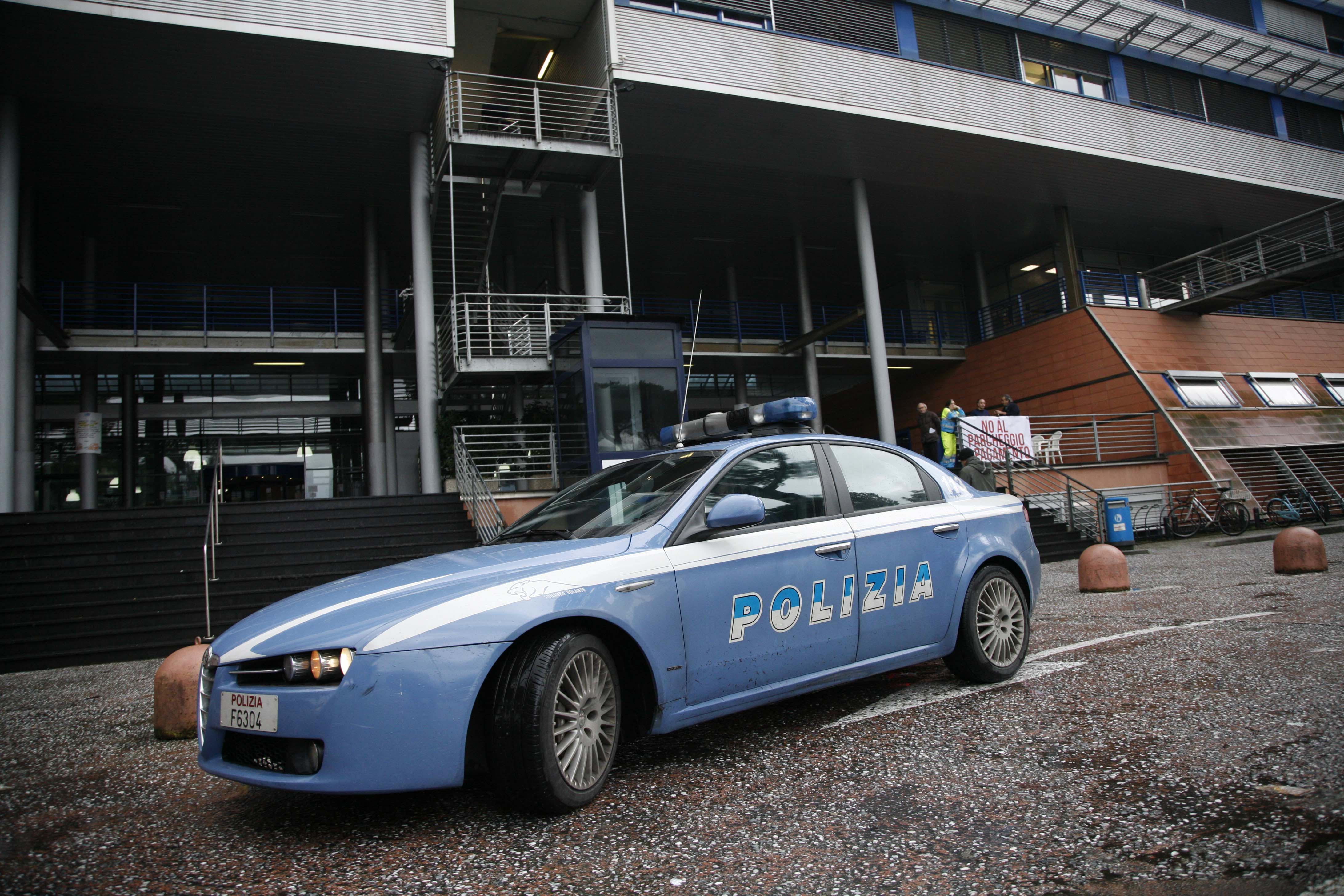 Una pattuglia di polizia all'ospedale