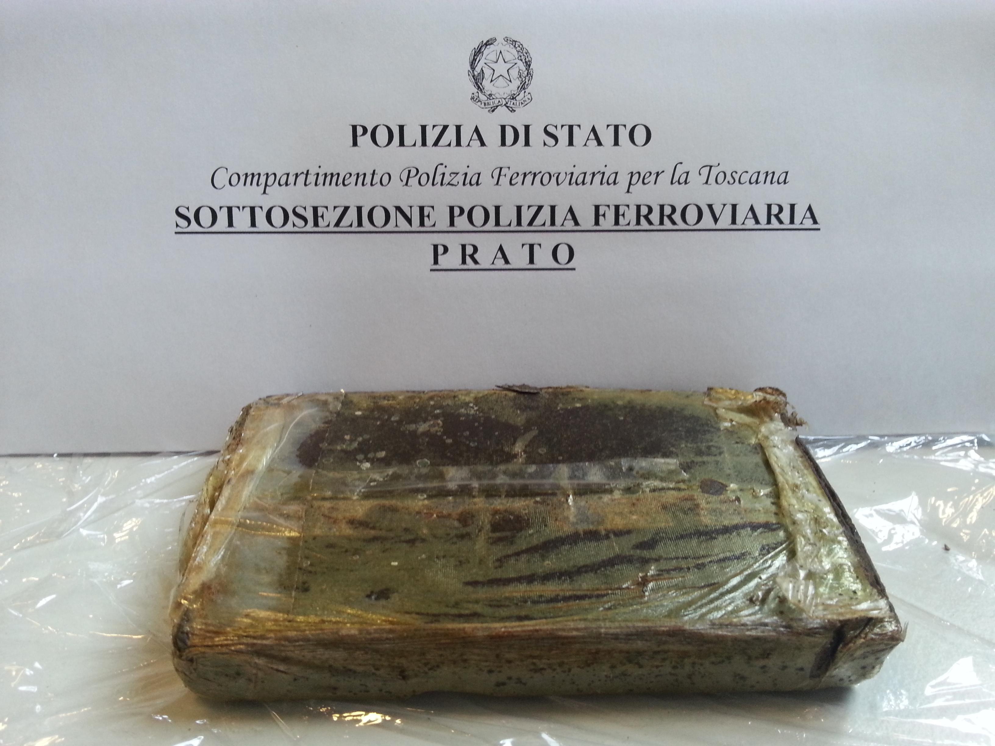 Il panetto di hashish sequestrato dalla Polfer