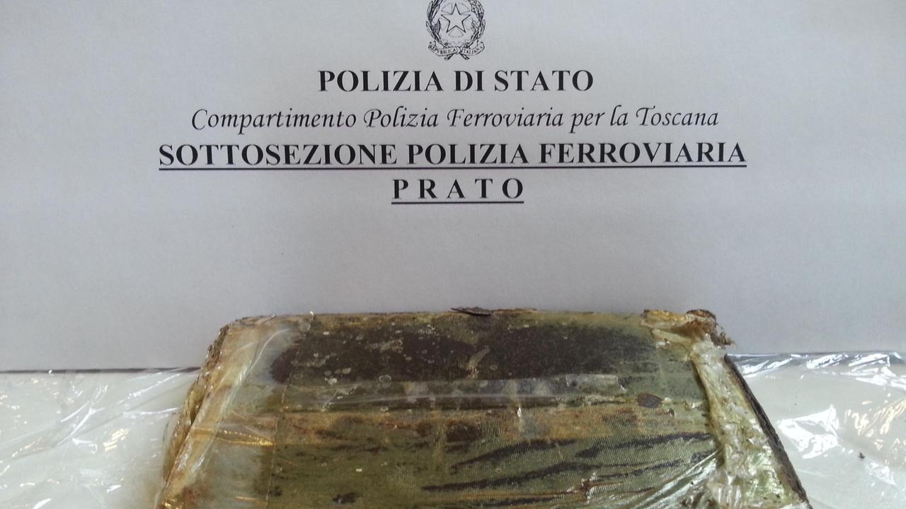 Il panetto di hashish sequestrato dalla Polfer