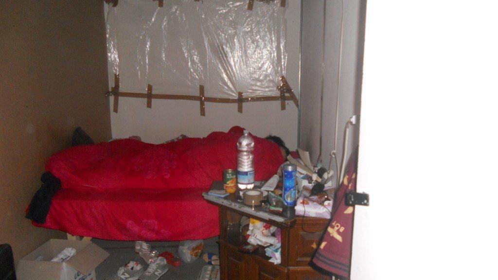 Uno dei posti letto ricavati nel capannone di Oste