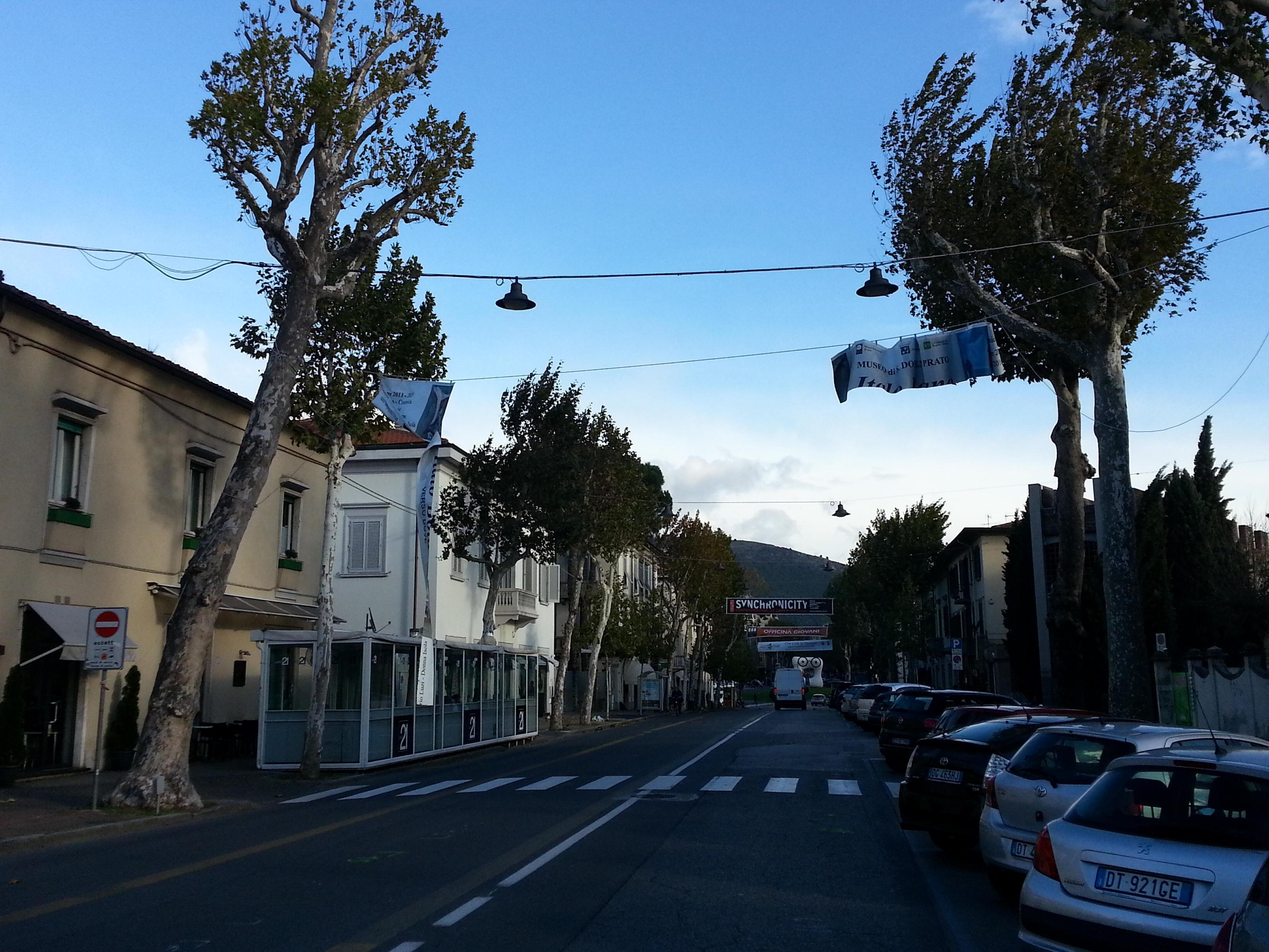 Lo striscione lacerato dal vento in viale Piave
