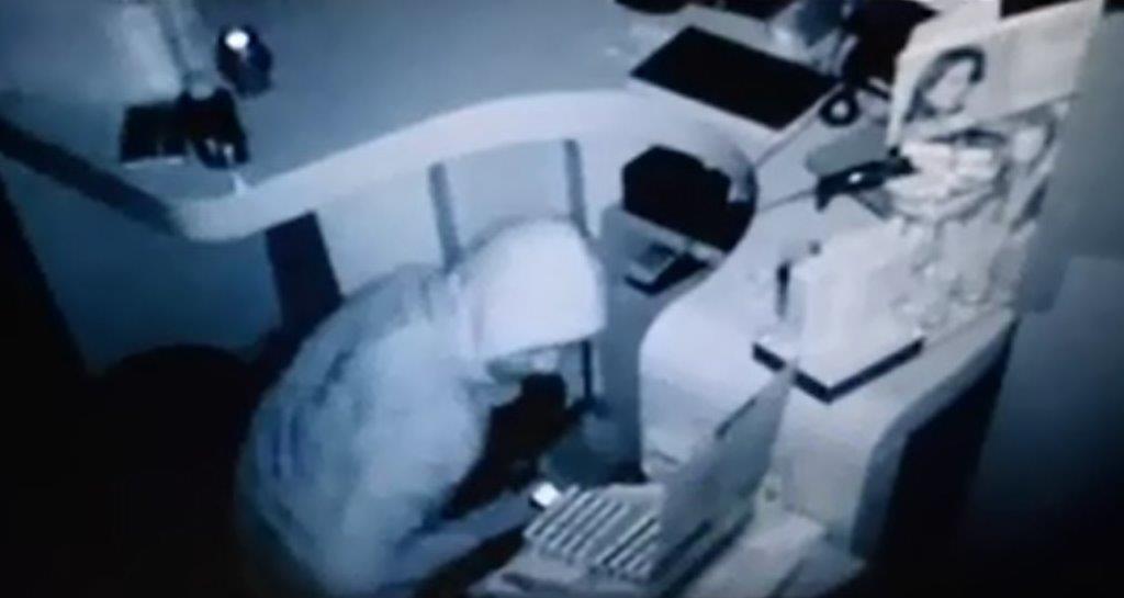 Il ladro al lavoro nella farmacia Carbone