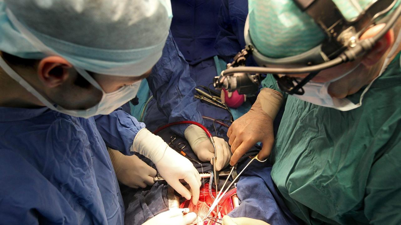 Un intervento di cardiochirurgia in un'immagine d'archivio