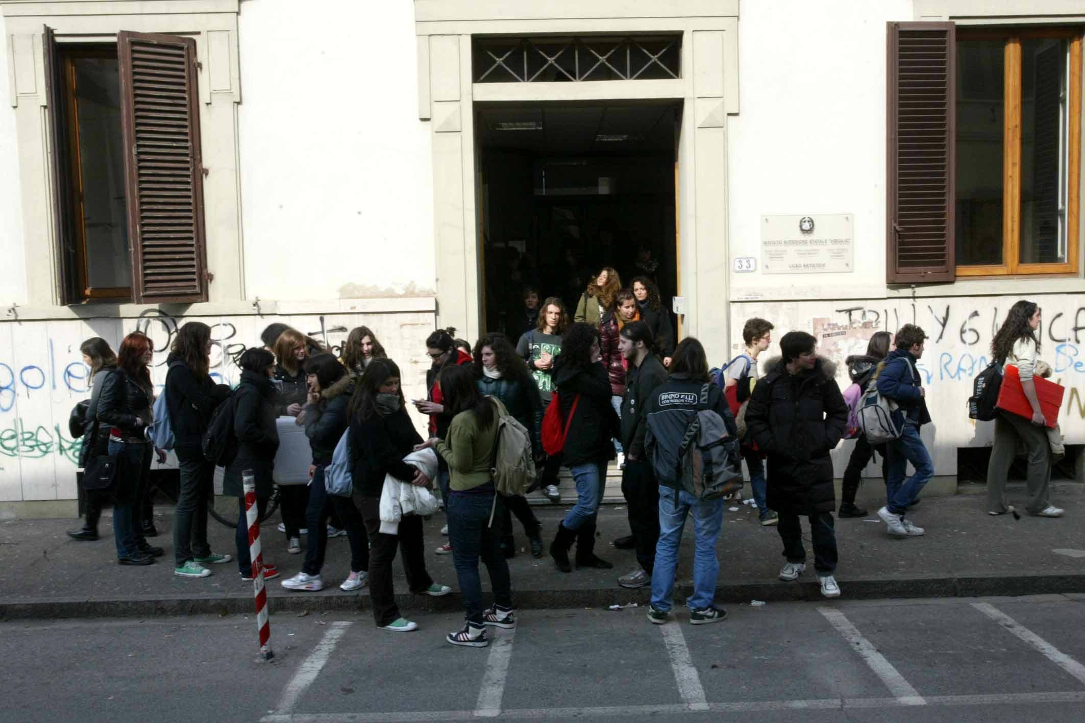 Studenti all'ingresso del Virgilio (foto d'archivio)