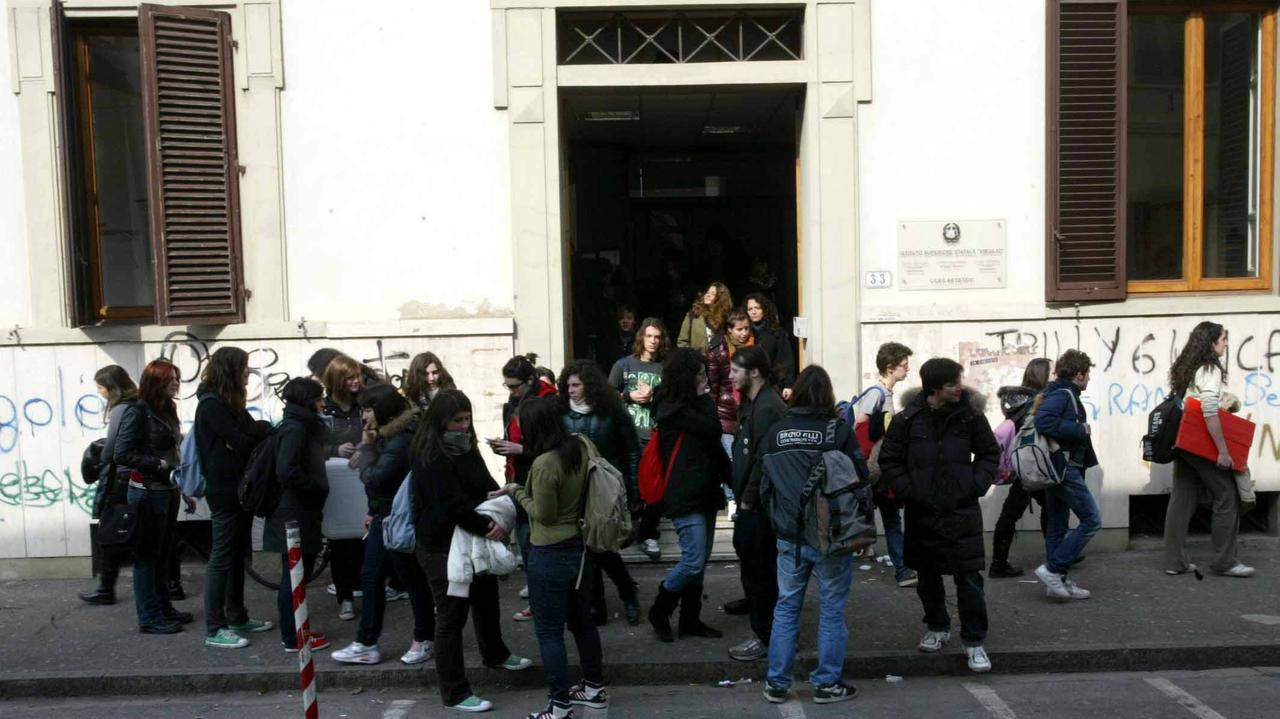 Studenti all'ingresso del Virgilio (foto d'archivio)