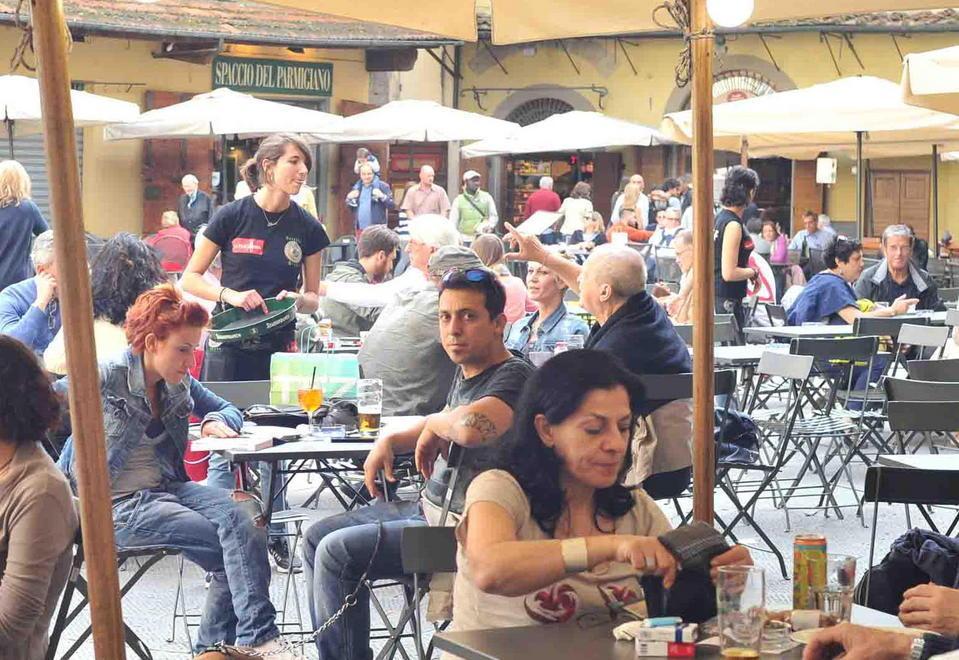 Clienti di giorno ai tavoli dei locali sulla Sala in una foto d'archivio
