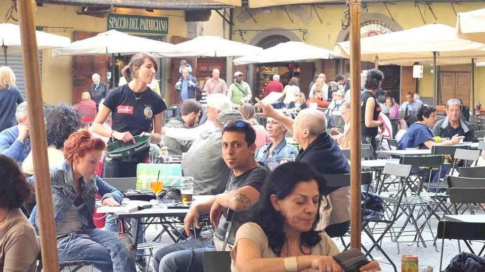 Clienti di giorno ai tavoli dei locali sulla Sala in una foto d'archivio