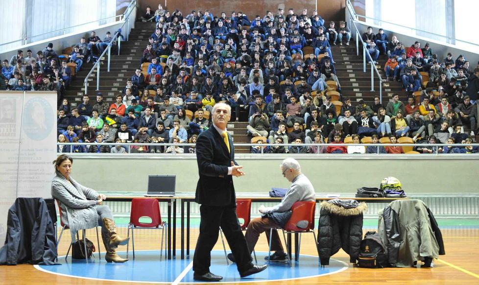 Auditorium pieno di studenti per il luogotenente Massimi
