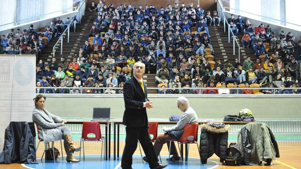 Auditorium pieno di studenti per il luogotenente Massimi