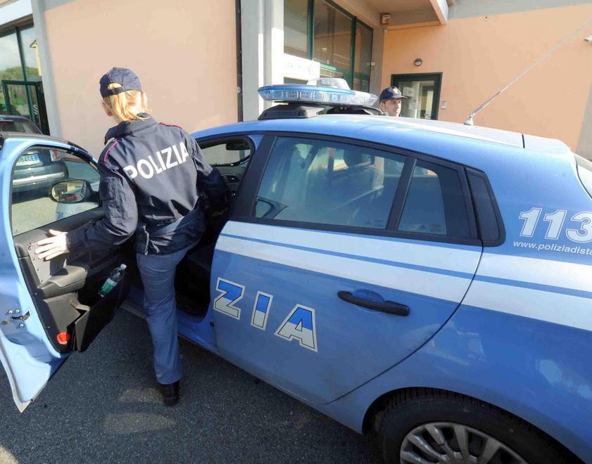 Costringe la moglie a dormire per terra 