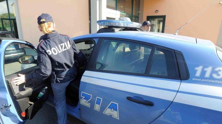 Costringe la moglie a dormire per terra