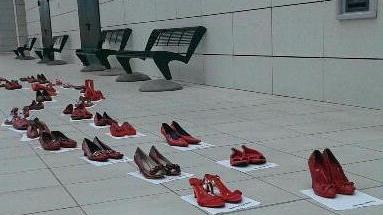Femminicidio, le scarpe rosse all’ospedale