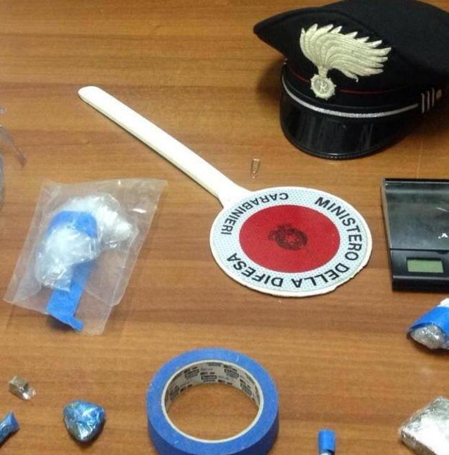 Spaccia droga in pieno giorno 