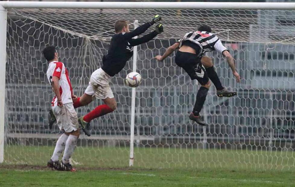 Vietato l’accesso al derby ai tifosi del Viareggio 