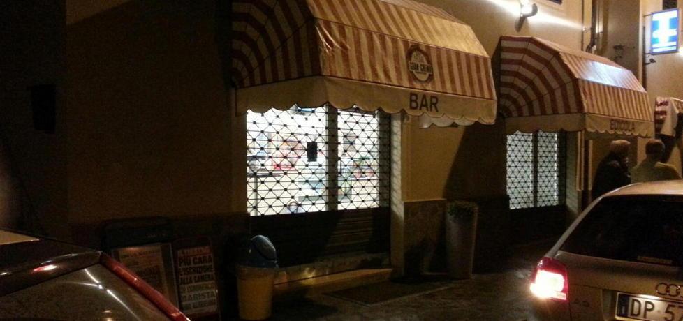 Colpo in un bar, picchiati i titolari 