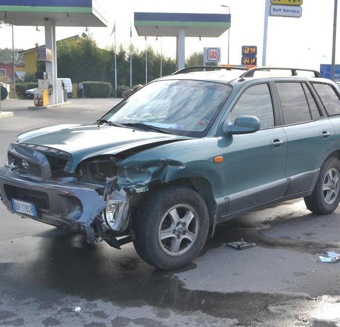 Scontro fra due auto, donna ferita 