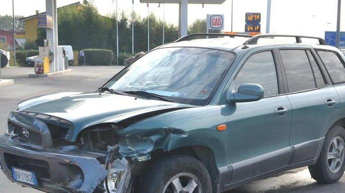 Scontro fra due auto, donna ferita
