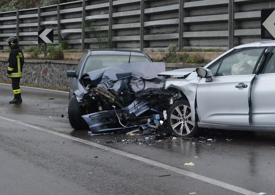 Scontro tra una Bmw e una C4, feriti turisti francesi 