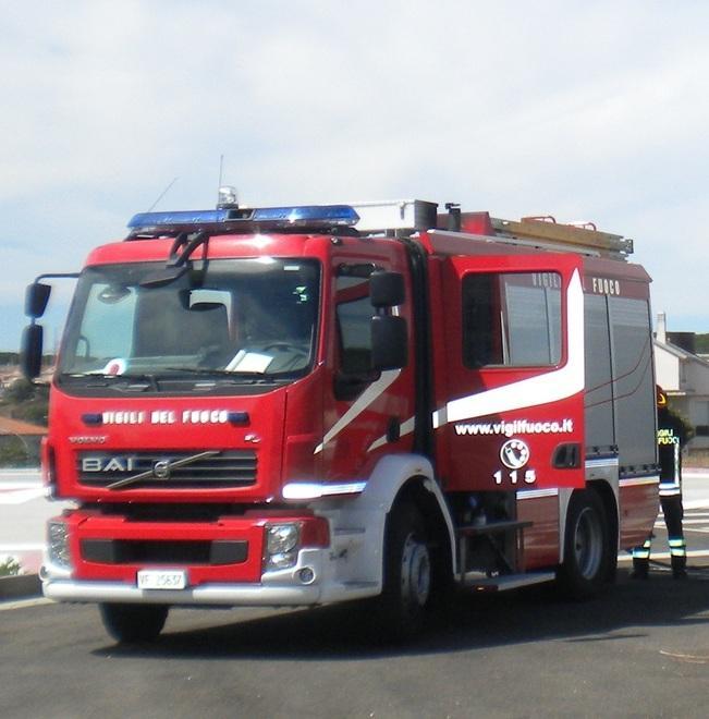 Crollo di due tralicci, auto colpita 