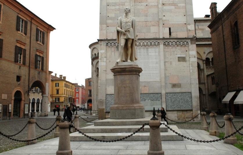 La statua del Tassoni “ringiovanita”