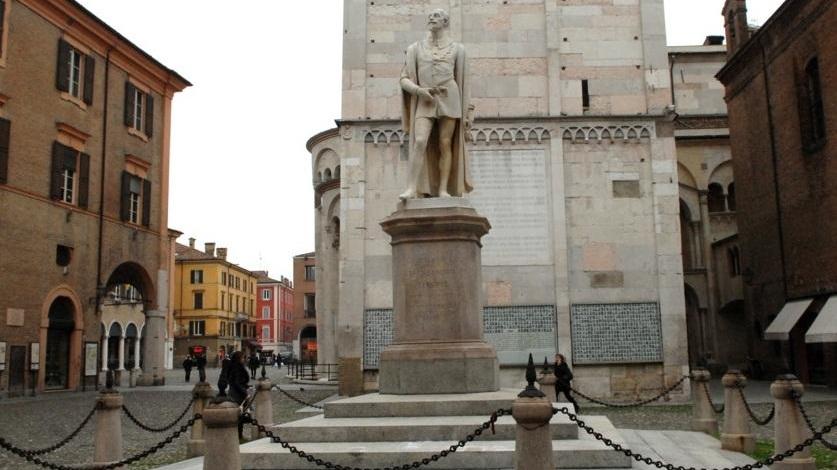 La statua del Tassoni “ringiovanita”