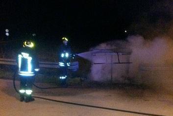Vandali appiccano il fuoco a una decina di cassonetti 