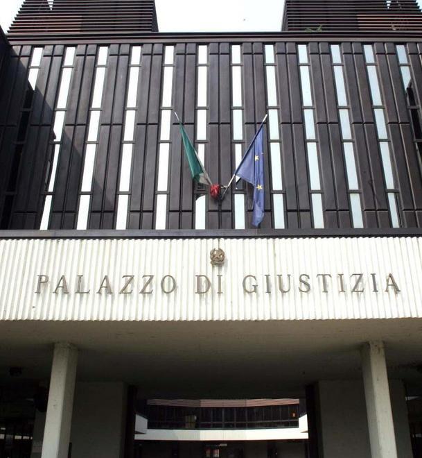 Staccò il mento alla moglie con un morso 